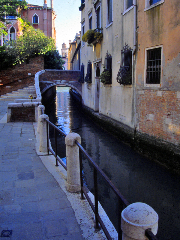 IT.Venice.canal3