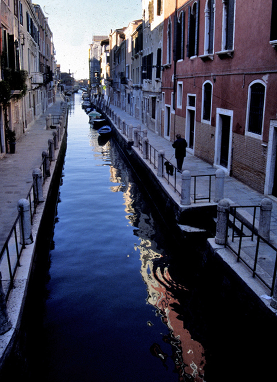 IT.Venice.canalscene2